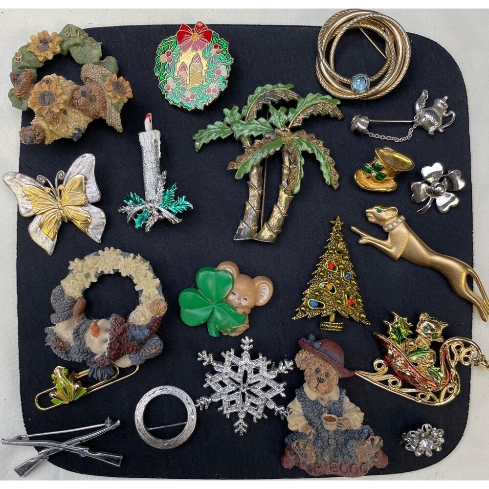 Vintage Women's Lot of 21 Pins/ Brooches Variety SKU 6088